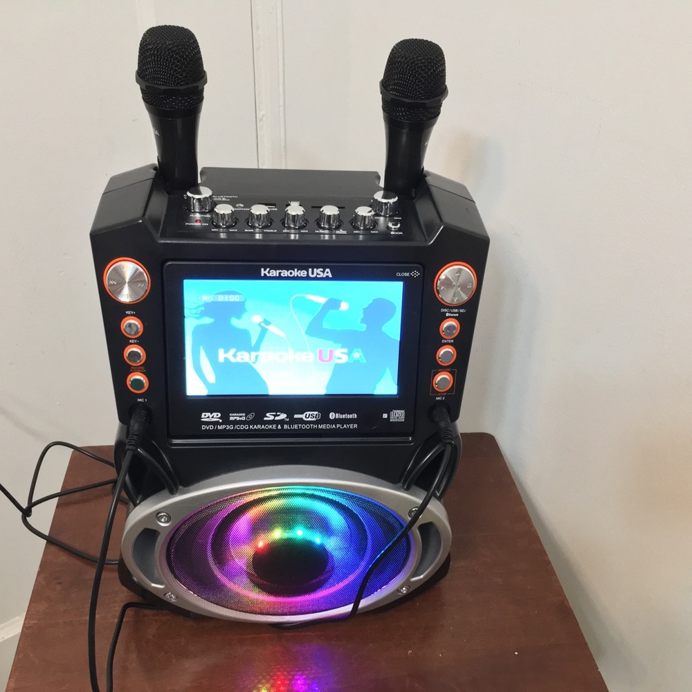 KARAOKE USA GF846 DVD/CD+G/MP3+G Bluetooth(R) Karaoke System with 7" TFT Color